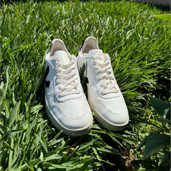 VEJA V-10 Sneakers as seen on Meghan Markle fits women 11.5  men size 10 unisex - Picture 8 of 16